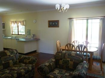 Whispering Pines Chalet & Cottages - Tourism Canberra 27
