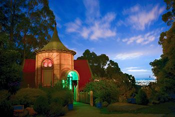 A Camelot Tower & Penthouse - Tourism Canberra 11