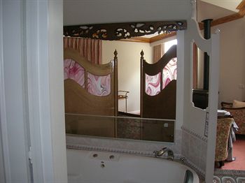 A Camelot Tower & Penthouse - Tourism Canberra 19