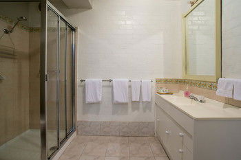 A Camelot Tower & Penthouse - Tourism Canberra 29