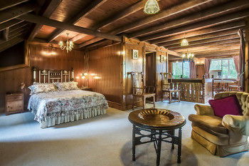 A Camelot Tower & Penthouse - Tourism Canberra 36