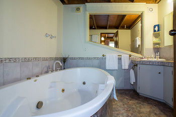 A Camelot Tower & Penthouse - Tourism Canberra 50