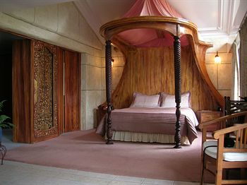 A Camelot Tower & Penthouse - Tourism Canberra 0