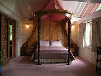 A Camelot Tower & Penthouse - Tourism Canberra 6