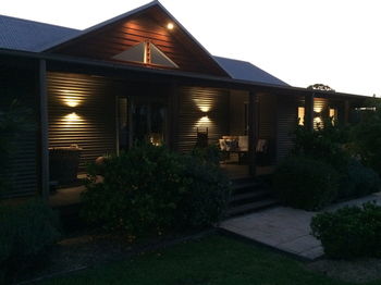Lilies Luxury Retreats - Tourism Canberra 26