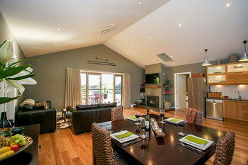 Lilies Luxury Retreats - Tourism Canberra 32