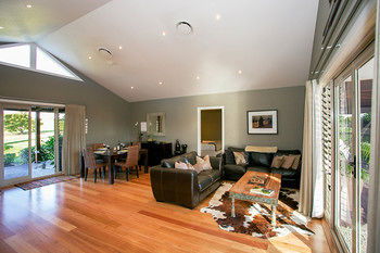 Lilies Luxury Retreats - Tourism Canberra 41
