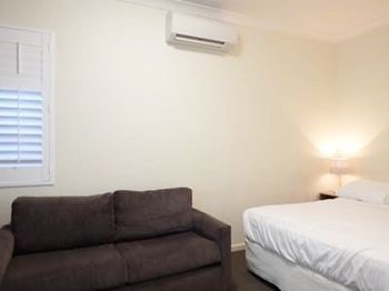 Naughtons Parkville Hotel - Tourism Canberra 1