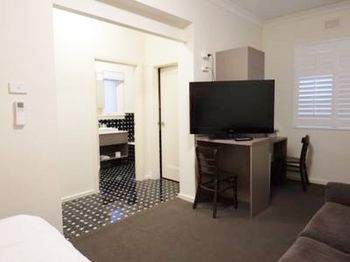Naughtons Parkville Hotel - Tourism Canberra 32