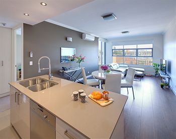 Zara Tower - Luxury Suites And Apartments - Tourism Canberra 2