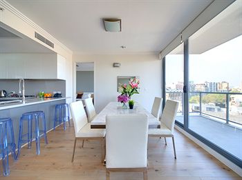 Zara Tower - Luxury Suites And Apartments - Tourism Canberra 3