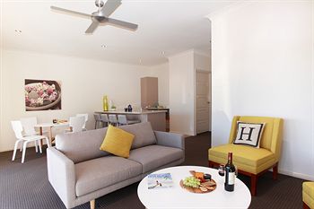 H Boutique Hotel - Tourism Canberra 3