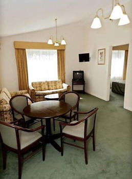 Elizabethan Lodge - Tourism Canberra 18