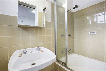 Brown Jug Inn Hotel - Tourism Canberra 0