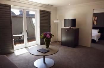 Hotel Ravesis - Tourism Canberra 4
