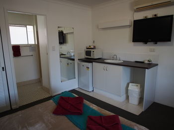 Windmill Motel - Tourism Canberra 17