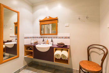 Strathvea Guest House - Tourism Canberra 0