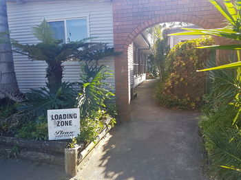 Bentley Waterfront Motel & Cottages - Tourism Canberra 0