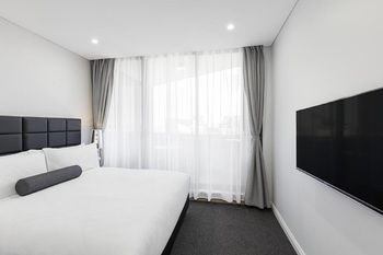 Meriton Serviced Apartments Church Street - Tourism Canberra 9