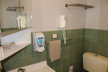 The Hermitage Motel - Tourism Canberra 0