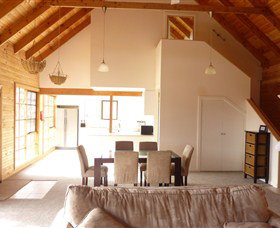 Pinot Cottage On Charles Reuben Estate - Tourism Canberra 2