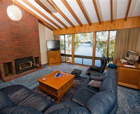 Waterside Accommodation - Derwent Retreat - Tourism Canberra 1
