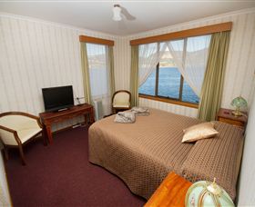 Waterside Accommodation - Derwent Retreat - Tourism Canberra 3