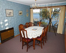 Waterside Accommodation - Derwent Retreat - Tourism Canberra 2