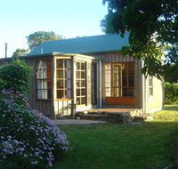 Stanley Lakeside Spa Cabins - Tourism Canberra