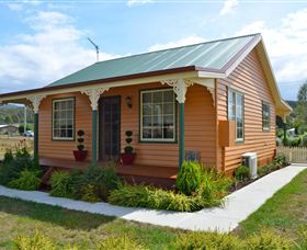 Grand Ole Topiary Cottage - Tourism Canberra 0