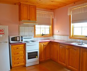 Grand Ole Topiary Cottage - Tourism Canberra 1