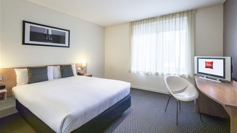 Ibis Melbourne Hotel And Apartments - Tourism Canberra 0