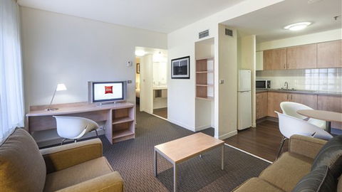 Ibis Melbourne Hotel And Apartments - Tourism Canberra 1