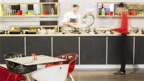 Ibis Melbourne Hotel And Apartments - Tourism Canberra 2