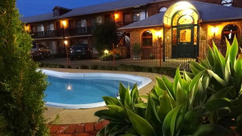 Hermitage Motor Inn - Tourism Canberra 0