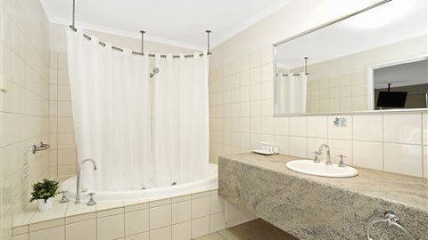 Quality Inn & Suites The Menzies - Tourism Canberra 0