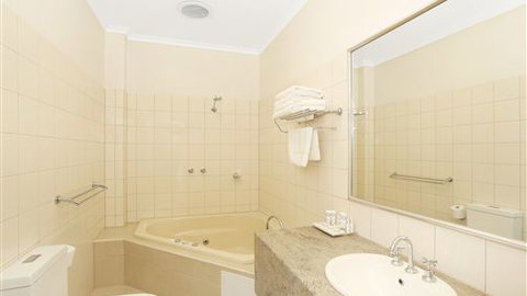 Quality Inn & Suites The Menzies - Tourism Canberra 1