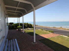 Beachside Cottage - Tourism Canberra 3