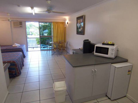 Cairns Holiday Lodge - Tourism Canberra 1