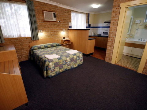 Colonial Motel - Tourism Canberra 1