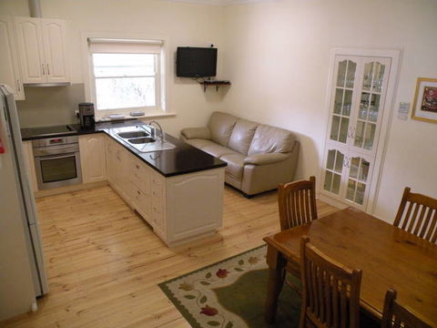 MacDonnell House (Naracoorte Cottages) - Tourism Canberra 2