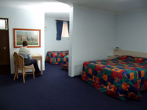NOAH'S Mid City Motor Inn - Tourism Canberra 3