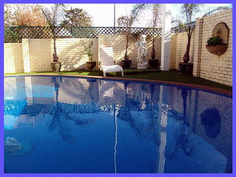 NOAH'S Mid City Motor Inn - Tourism Canberra 0