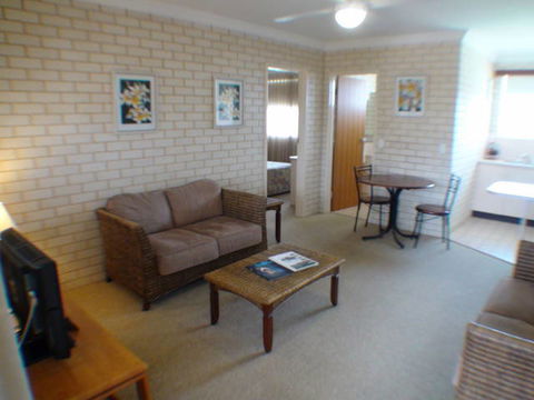 Santa Fe Motel And Holiday Units - Tourism Canberra 3