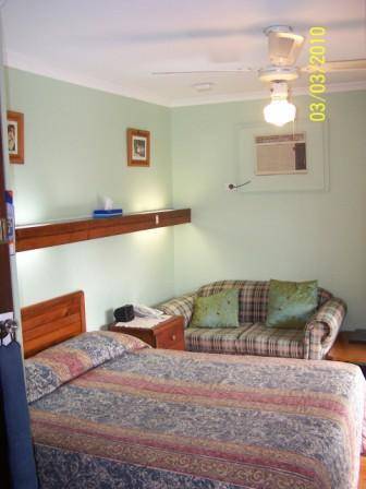The Coachman Motor Inn - Tourism Canberra 1