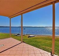 Luxury Waterfront House - Tourism Canberra