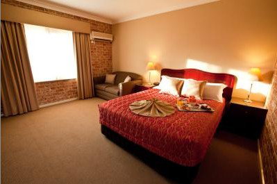 Endeavour Court Motor Inn - Tourism Canberra 1