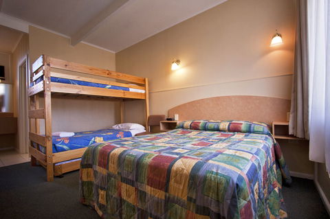 Parkville Motel - Tourism Canberra 1