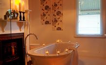 Winton Luxury Bed And Breakfast - Tourism Canberra 1