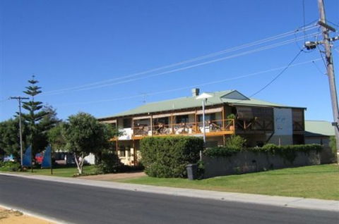 Lancelin YHA - Tourism Canberra 3